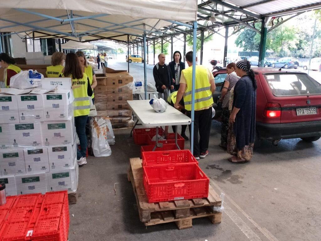 Διανομή τροφίμων στη Σκεπαστή Αγορά Νεάπολης